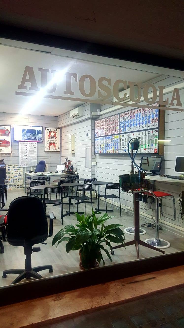 La sede di Autoscuola Triangolo, l'insegna vista dalla vetrina